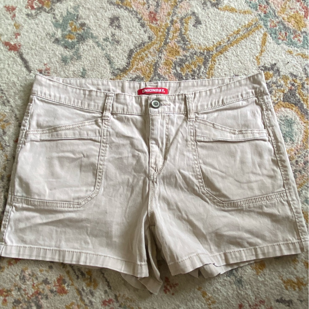 Union Bay khaki shorts. Juniors plus size 17.